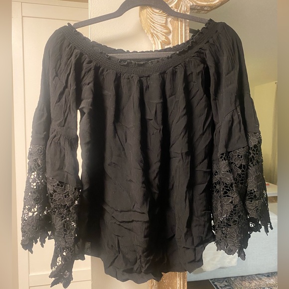 Off the shoulder blouse with lace sleeve. One Size. Loose fit - Picture 2 of 2
